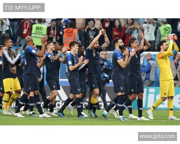 法国与波兰足球明星同框合影展现友谊与竞技精神的精彩瞬间